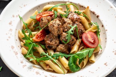 Domates soslu ve köfteli İtalyan makarnası. Yemek tarifi geçmişi. Kapat..