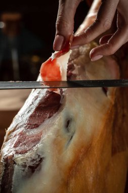 Kuru İspanyol jambonu, Jamon Serrano, İber jambonu ve siyah arka plan..