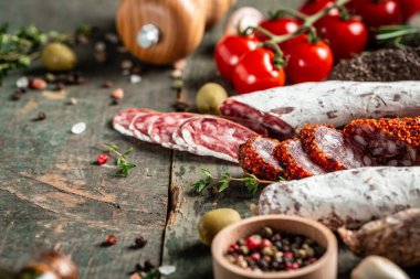 Tahta kesme tahtasında kekik olan İspanyol Fuet salamı sosisi. Metin için menü tarifi yeri, üst görünüm