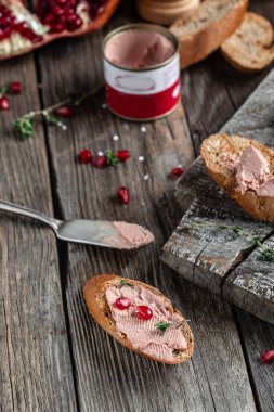 Yeşillik, nar ve tavuk ciğeri ezmeli kızarmış ekmeğin üzerine yayılmış börek. metin için yer.