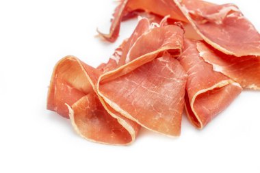 Hamon kırk sekiz haftalık. İspanyol jamonu ve geleneksel yemekler, Jamon Serrano, Bellota, İtalyan Prosciutto Crudo veya Parma jambonu, tüm bacağı beyaz arka planda izole edilmiş..