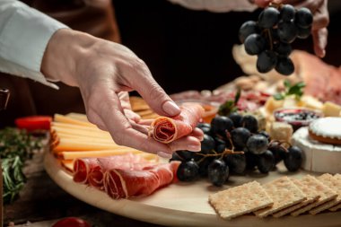 Geleneksel İtalyan pancarı. Çeşit çeşit peynir, üzüm, zeytin, prosciutto, biberiye. Lezzetli iştah açıcı İtalyan jambonu ve İspanyol İber jambonu.