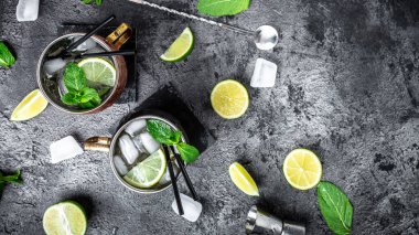 Zencefilli bira, votka ve limonlu iki Moscow katırı kokteyli. Uzun pankart biçimi, üst görünüm.