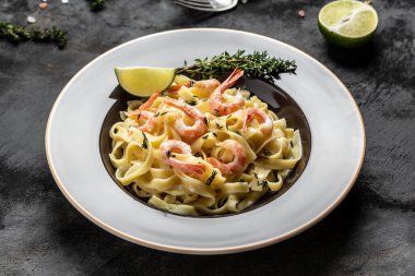 Kremalı soslu karides ve kekik soslu makarna, fettucine makarna. İtalyan yemekleri, üst manzara..