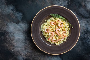 Karidesli makarna, beşamel sosu ve kekik, fettucine makarna. Geleneksel Akdeniz linguini deniz ürünleriyle, İtalyan mutfağıyla. metin için yer, üst görünüm.