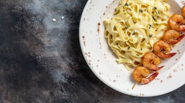 Kremalı soslu karidesli makarna. İtalyan yemeği. Uzun pankart biçimi, üst görünüm.