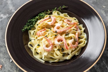 Karides ve kekik ile Tagliatelle, fettucine makarna. İtalyan yemeği. Tarif geçmişi. Kapat..