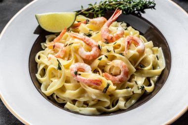 Karidesli makarna kekik ve limon, fettucine makarna. İtalyan yemeği. Tarif geçmişi. Kapat..