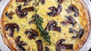 Geleneksel Fransız turtası Quiche Lorraine turtası, yanında da şampiyon ve peynir. Mantarlı tart. Yemek tarifi geçmişi. Kapat..