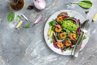 Taze sağlıklı avokado ve karides salatası. Deniz ürünleri konsepti. Lezzetli sebze karışık yapraklar, ızgara karides. afiş, metin için menü tarifi yeri, üst görünüm.
