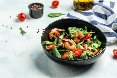 Karides salatası, kiraz domatesleri, salatalık ve karışık yapraklar, ızgara karides. Sağlıklı yiyecekler. Temiz yemek. metin için yer, üst görünüm.