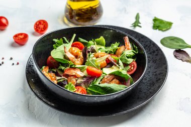 Taze salata kasesi füme karides, kiraz domatesleri, salatalık ve karışık yapraklar, sağlıklı yiyecekler. Temiz yemek. en üstteki görünüm.