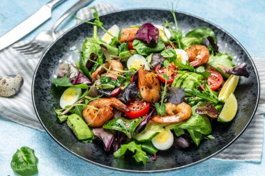 Kiraz domatesli taze salata tabağı, salatalık, avokado, yumurta ve tütsülenmiş karides, karışık yeşillikler. Sağlıklı yiyecekler. Temiz yemek. Yemek tarifi geçmişi. Kapat..