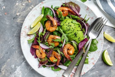 Avokado ve karides salatası ile yeşil salata. Deniz ürünleri konsepti. Lezzetli sebze karışık yapraklar, ızgara karides. Sağlıklı yiyecekler. Temiz yemek. Yemek tarifi geçmişi. Kapat..