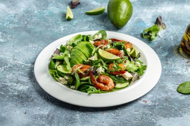 Karides salatası, avokado, mavi peynir ve füme karides. Ev yapımı vejetaryen karides salatası. Deniz ürünleri konsepti. Lezzetli sebze karışık yapraklar, ızgara karides..