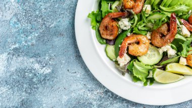 Avokado, mavi peynir ve füme karides ile deniz ürünleri salatası. Ev yapımı vejetaryen karides salatası. Uzun pankart biçimi, üst görünüm.