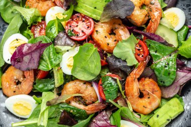 Karides salatası, salatalık, avokado, yumurta ve karışık yapraklar. Sağlıklı yiyecekler. Temiz yemek. Yemek tarifi geçmişi. Kapat..