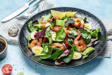 İçinde kiraz domatesleri, salatalık, avokado, yumurta ve füme karides ve karışık yeşillik olan keto diyet yemek menüsü. Sağlıklı yiyecekler. Temiz yemek..