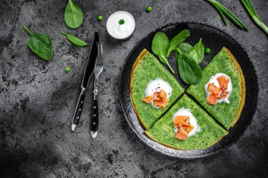 Ispanak yeşili krep, füme somon ve yoğurt sosu, sağlıklı kahvaltı, vejetaryen yemeği, üst manzara.,