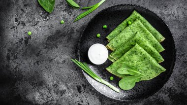 Ispanak yeşili krep ve ekşi krema. Uzun pankart biçimi, üst görünüm.