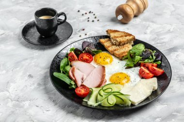 İngiliz tostu, yumurta, pastırma ve kahve. afiş, metin için menü tarifi yeri, üst görünüm.