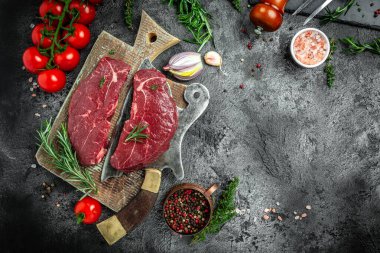 Biberiyeli pişmemiş biftek. Bitki ve tuzlu kurutulmuş biftek. Amerikan et lokantası. afiş, metin için menü tarifi yeri, üst görünüm.