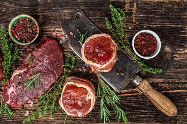 Taze çiğ Prime Angus biftekli biftek biftek, fileto fileto mignon koyu ahşap arka planda eski kasapta servis edilir. afiş, menü tarifi üst görünümü.