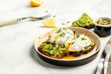 Sağlıklı kahvaltı, tam buğday ekmeği, avokado ve haşlanmış yumurta sağlıklı vejetaryen yemeği, sağlıklı beslenme konsepti.,