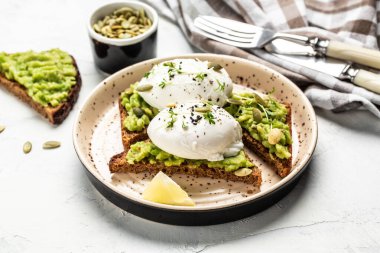 Avokado ve haşlanmış yumurtalı sandviç. Sağlıklı gıda konsepti. Yemek tarifi geçmişi. Kapat..