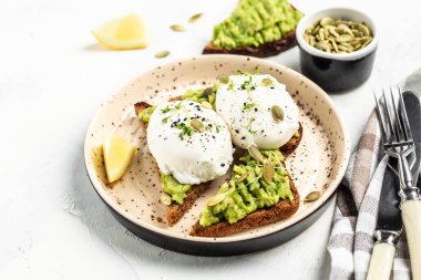Avokado ve yumurtalı sandviç. Vejetaryen yemeklerle kahvaltı, sağlıklı beslenme konsepti. afiş, metin için menü tarifi yeri, üst görünüm.