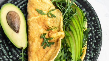 Frittata - yeşil sebzeli İtalyan omleti avokado ve roka, lezzetli vegan, vejetaryen kahvaltısı, yemek tarifi geçmişi. Kapat.,