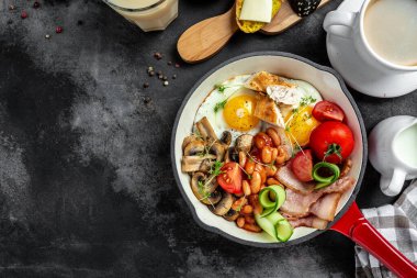 Kızarmış yumurta, pastırma, mantar, tavuk filetosu, fasulye, tost ve taze salata ile pişirme tavasında İngiliz kahvaltısı. Lezzetli kahvaltı, yemek tarifi geçmişi. en üstteki görünüm.