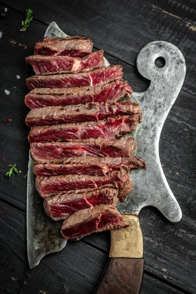 肉肉屋のナイフでステーキを焼いた 食品レシピの背景 閉めろ 垂直方向の画像テキストの場所 — ストック写真