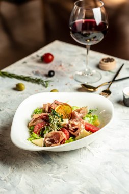 Prosciutto salatası, jambon ve greyfurt jamonu, salata karışımı, greyfurt, vişneli domates, parmesan peyniri. Soğuk atıştırmalıklar. Yemek tarifi geçmişi. Kapat..