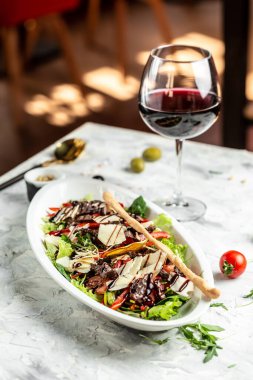 Tavuk ciğerli salata. Taze sebze salatası. Et salatası. afiş, metin için menü tarifi yeri, üst görünüm.