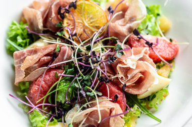 Prosciutto salatası, jambon ve greyfurt jamonu, salata karışımı, greyfurt, vişneli domates, parmesan peyniri. Soğuk atıştırmalıklar. Yemek tarifi geçmişi. Kapat..