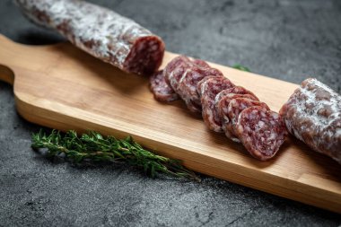 Fuet Salami dilimlere ayrılmış. Tahta tahtada geleneksel İspanyol sosisi. Fuets Katalan kuru sosisleri. Üst görünüm.