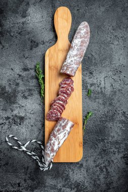 Fuet Salami dilimlere ayrılmış. Tahta tahtada geleneksel İspanyol sosisi. Fuets Katalan kuru sosisleri. dikey resim, metin Üst görünümü için yer.