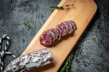 Fuets Katalan kuru sosisleri. İspanyol sosisi seti ve kurutulmuş et chistorra, chizo, salchichon, arka planda fuet. en üstteki görünüm.