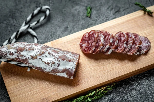 Salsiccia Stagionata Catalana Tagliata Fette Salsiccia Secca Sottile Tradizionale Spagnola — Foto Stock