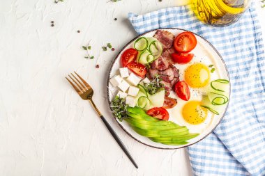 Sağlıklı besleyici paleo keto kahvaltı diyeti kızarmış yumurta, pastırma, avokado, peynir ve taze salata. Keto kahvaltısı ya da öğle yemeği. Pankart, yemek servisi menü tarifi yeri, metin, üst görünüm.