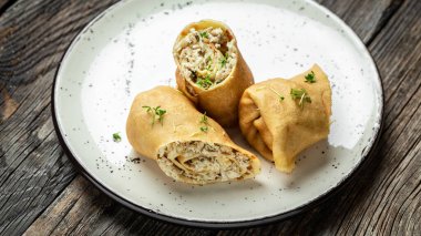 Tavuk eti ve peynirli krep ya da krep. afiş, metin için menü tarifi yeri, üst görünüm.