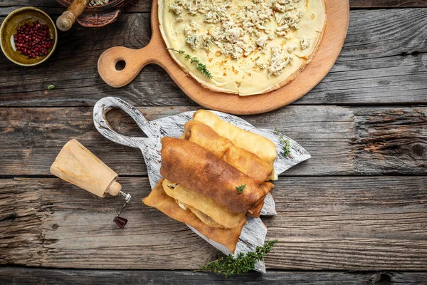 Gefüllte Pfannkuchen Oder Crêpes Mit Hühnerfleisch Und Käse Banner Menü — Stockfoto