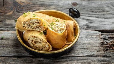 Tahta masada tavuk etiyle doldurulmuş krep ya da krep. Uzun pankart biçimi, üst görünüm.