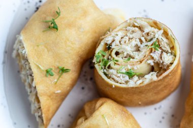 Beyaz tabakta servis edilen ince krep ya da krep doldurulmuş tavuk eti. Mesaj atılacak yer, yemek tarifi geçmişi. Kapat..