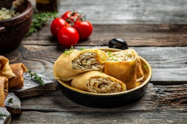 Tavuk eti ve peynirli leziz krepler. Geleneksel Rus Shrovetide Maslenitsa festivali yemeği. afiş, metin için menü tarifi yeri, üst görünüm.