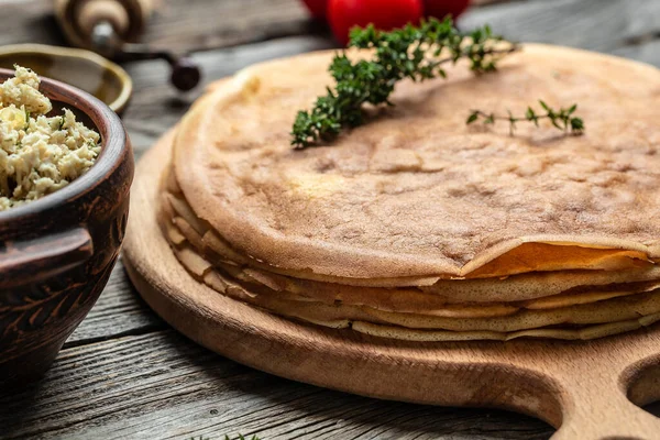 Ruské Palačinky Masem Tradiční Maslenitsa Jídlo Domácí Plněné Kuřecími Rohlíky — Stock fotografie