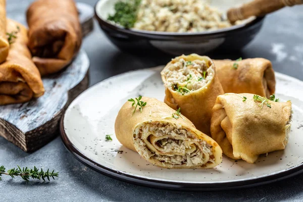 Colina Panquecas Com Carne Frango Queijo Refeição Maslenitsa Tradicional Caseiro — Fotografia de Stock