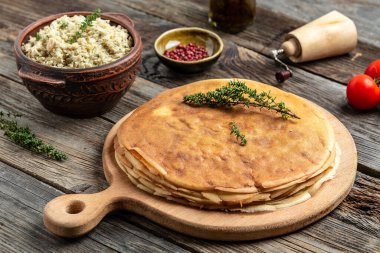 Tavuk etiyle krep ya da krep. Geleneksel Rus Maslenitsa festivali yemeği ahşap arka planda.