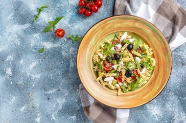 Makarnalı Yunan salatası. Akdeniz mutfağı. Pankart, menü tarifi. Sağlıklı yiyecekler. en üstteki görünüm.